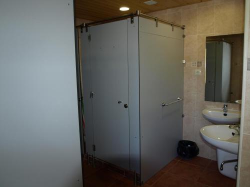 Koupelna v ubytování Albergue Ainsa - Morillo de Tou