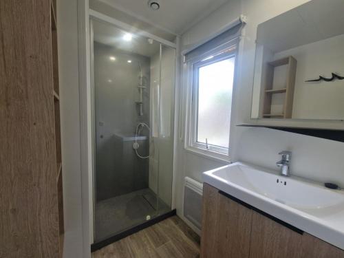 Ένα μπάνιο στο Mobil-home 4pers avec terrasse