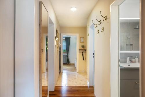 pasillo de una casa con lavabo y espejo en Ferienwohnung Pfingstrose, en Garmisch-Partenkirchen