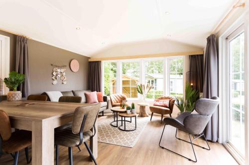 a living room with a table and chairs at Recreatiepark de Wielerbaan in Wageningen