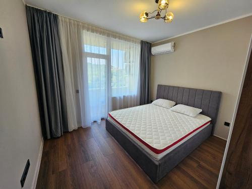 Giường trong phòng chung tại Elena Place