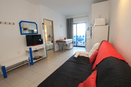 - un salon avec un canapé et un réfrigérateur dans l'établissement Praia da Rocha Wi-Fi 472, à Praia da Rocha