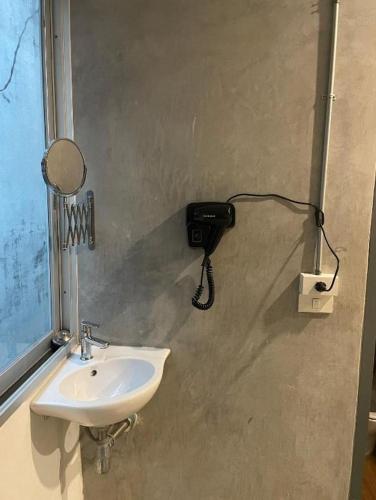 Un baño de ORA Hostel Bangkok