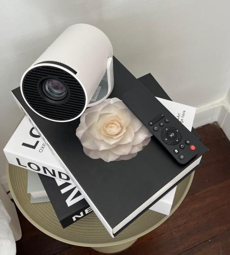 un appareil photo sur un livre avec une fleur dans l'établissement Appartement Paris Expo Porte de Versailles, à Issy-les-Moulineaux