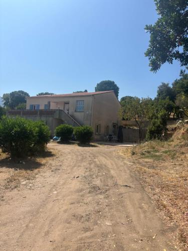 Το κτήριο όπου στεγάζεται  η παραθεριστική κατοικία