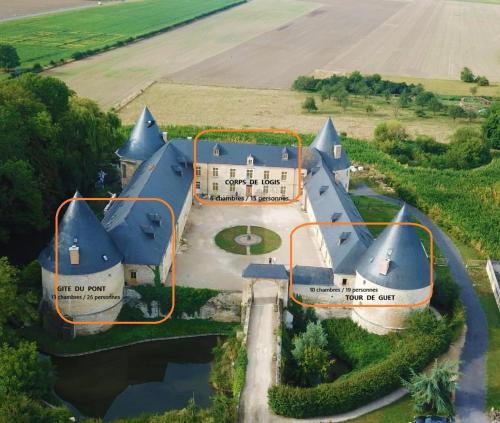 3 Gîtes avec piscine au Château de Charbogne