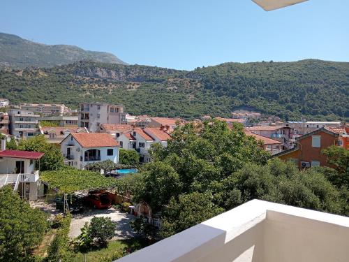Gambar di galeri bagi Holly di Budva
