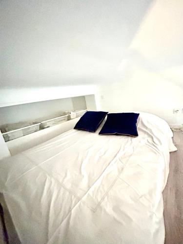 Studio close to Main Street and Train Station