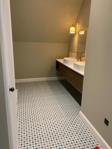 a bathroom with two sinks and a mirror at La villa Hortense in Valençay