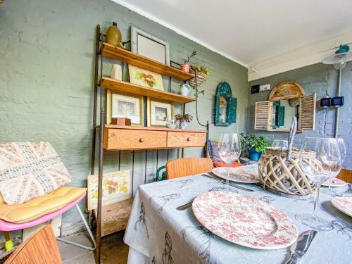 ein Esszimmer mit einem Tisch mit Tellern darauf in der Unterkunft Quince Cottage in Saint Michaels