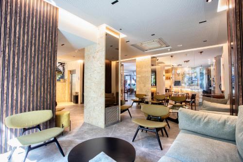 a lobby of a restaurant with tables and chairs at Hotel Gran Via in Zaragoza