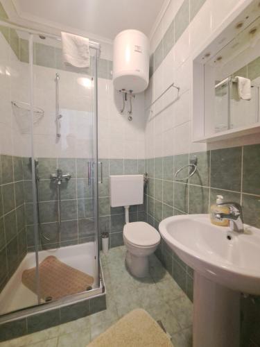 Bilik mandi di Apartments Bećir
