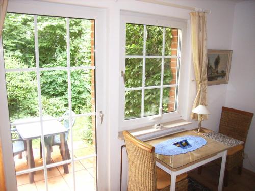 a room with a table and a window at Ostsee Hotel-Pension An der Lindenallee in Bad Doberan