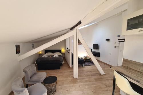 - une chambre avec un lit et un escalier dans l'établissement Nice studio under the roof ideal for 2 in Toulouse, à Toulouse