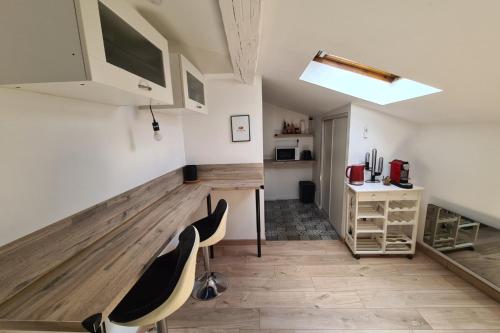 - un salon avec deux chaises et un bureau dans l'établissement Nice studio under the roof ideal for 2 in Toulouse, à Toulouse