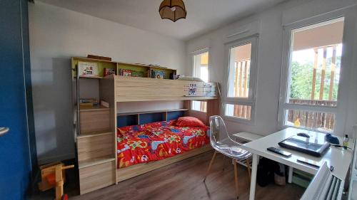 Habitación pequeña con litera y escritorio. en Euphrasie, en Lit-et-Mixe