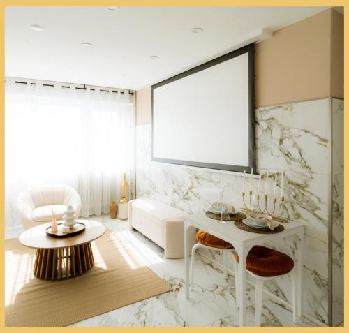 a living room with a white marble wall at B Unique Appartement Jacuzzi I Cinéma in Gaillard