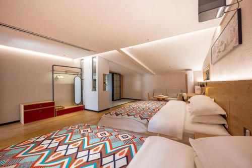 Postel nebo postele na pokoji v ubytování Jiuzhaigou Jijian Nanshan B&B