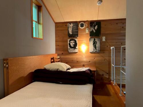 a bedroom with two twin beds in a room at Kitakaruizawa Morino Bessou NO1 in Kita-karuizawa