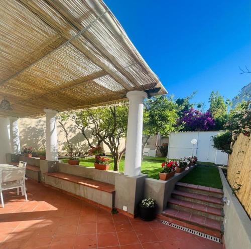 Κήπος έξω από το La Perla House