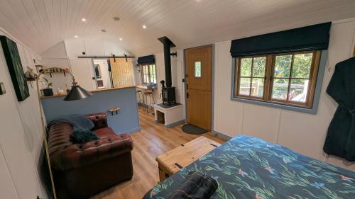 Χώρος καθιστικού στο Kingfisher - Dog Friendly Luxury Glamping in North Devon