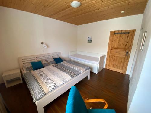 a small bedroom with a bed and a door at Ubytování u Malinkovičů in Břeclav