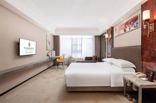 Ένα ή περισσότερα κρεβάτια σε δωμάτιο στο Zhongtian Mayfair Hotel - Bao'an International Airport Xixiang Subway Station