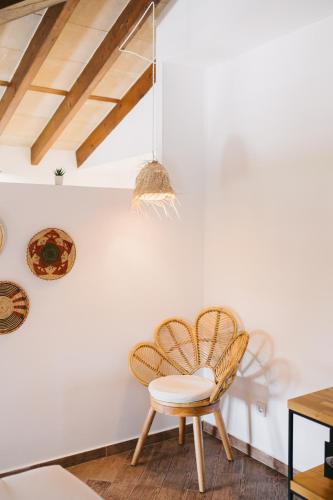 a dining room with a chair and a table at Curolla Petit Hotel in Maria de la Salut