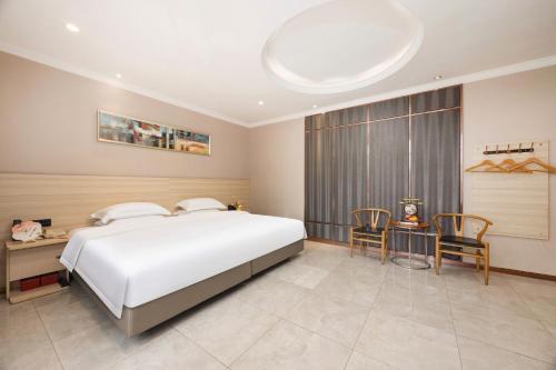 Ένα ή περισσότερα κρεβάτια σε δωμάτιο στο Zhongtian Mayfair Hotel - Bao'an International Airport Xixiang Subway Station