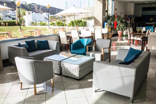 Χώρος καθιστικού στο Servatur Terrazamar Sun Suite