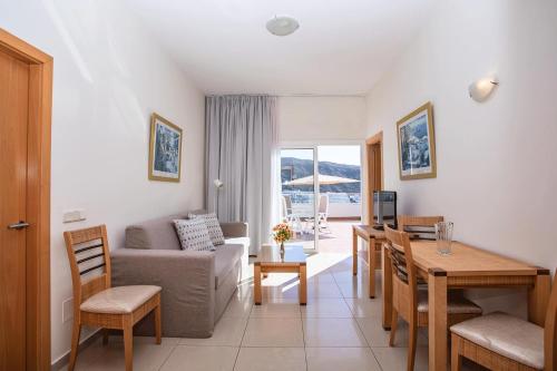 Χώρος καθιστικού στο Servatur Terrazamar Sun Suite