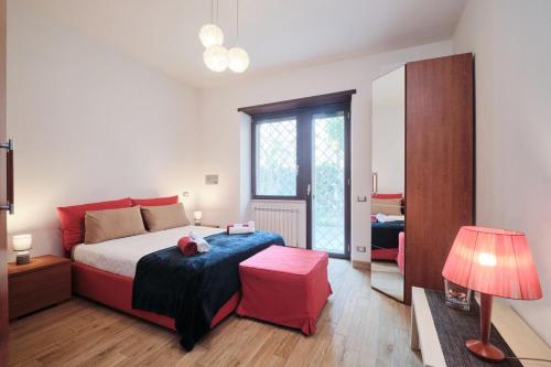 Cozy Flat Private Patio 2 Min Walk to Metro