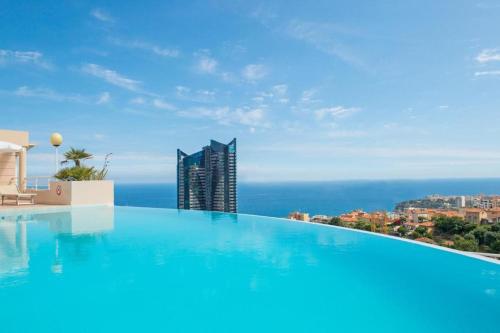 - une piscine avec vue sur un bâtiment dans l'établissement High-end Residence With Pool And Panoramic Views, à Beausoleil