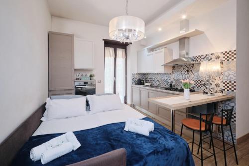 Cozy Flat Private Patio 2 Min Walk to Metro