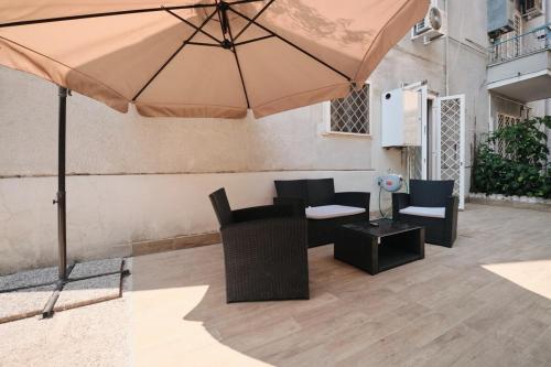 Cozy Flat Private Patio 2 Min Walk to Metro