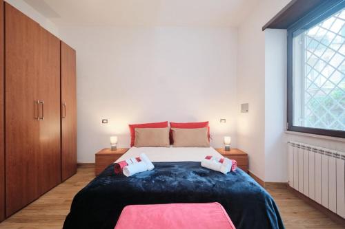 Cozy Flat Private Patio 2 Min Walk to Metro