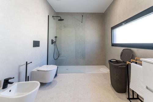 Un baño con ducha, inodoro y lavabo. en T3 Mar de Prata, en Nazaré