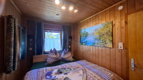 Una cama o camas en una habitación de Chalet Panorama Tirol