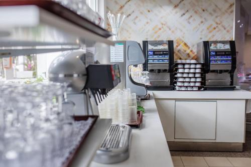 a coffee shop with a cash register and a counter at Servatur Waikiki in Playa del Ingles