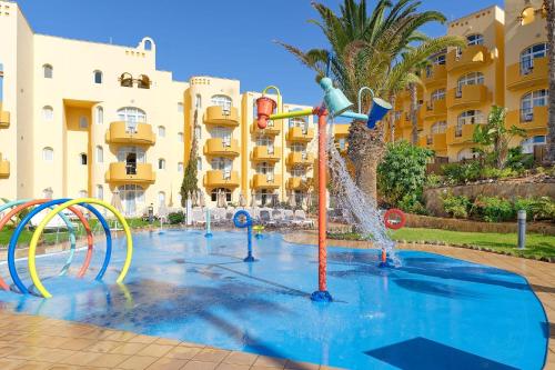 einen Wasserpark vor einem Gebäude in der Unterkunft Sport Hotel Monte Feliz - powered by Playitas in Playa del Aguila