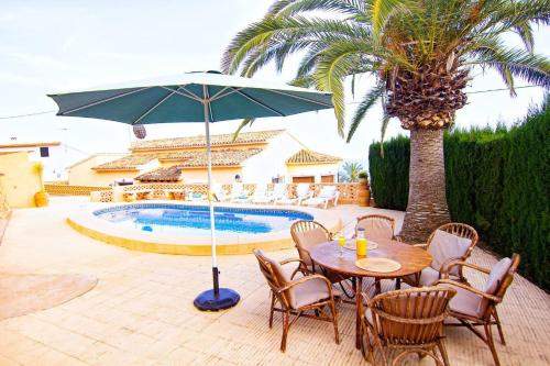 Villa Bassetes. Piscina Privada frente al mar