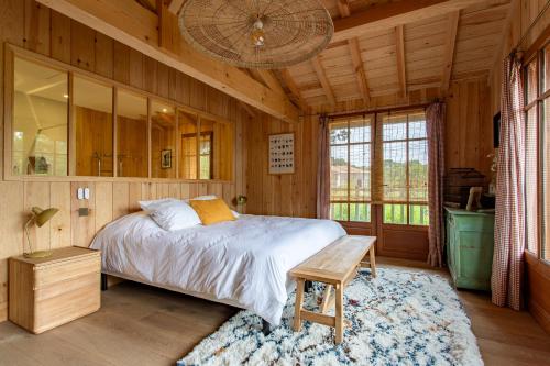 Postel nebo postele na pokoji v ubytování Magnifique maison à 20 m de la mer vue bassin