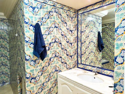 a bathroom with a sink and a mirror at Jardin secret in La Marsa