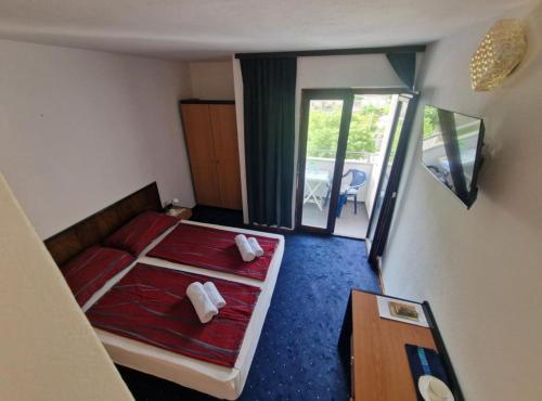 una camera d'albergo con un letto e un balcone di Rooms by Robi Novigrad a Novigrad (Cittanova)