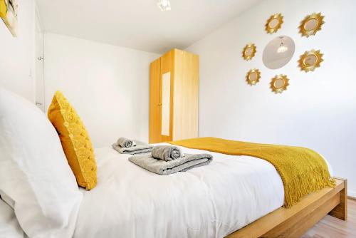 Katil atau katil-katil dalam bilik di Charming Flat in Notting Hill