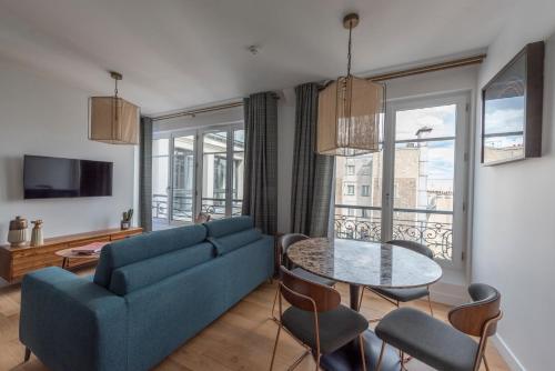 Ein Sitzbereich in der Unterkunft O'Lord, 4 Etoiles, Residence de Luxe Champs-Elysees