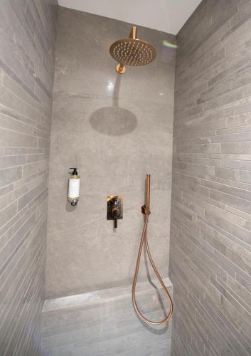 Ein Badezimmer in der Unterkunft O'Lord, 4 Etoiles, Residence de Luxe Champs-Elysees