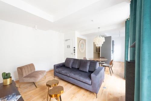 Ein Sitzbereich in der Unterkunft O'Lord, 4 Etoiles, Residence de Luxe Champs-Elysees