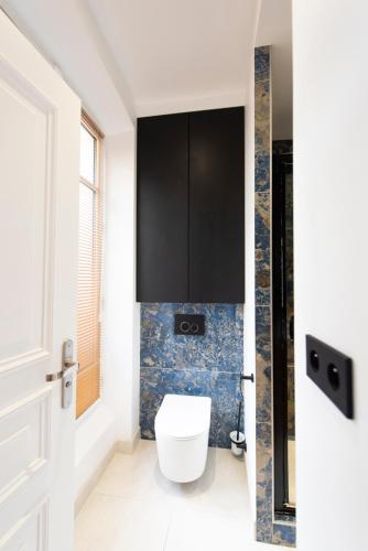 Ein Badezimmer in der Unterkunft O'Lord, 4 Etoiles, Residence de Luxe Champs-Elysees