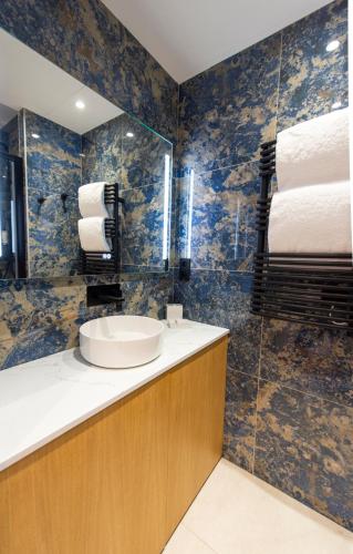 Ein Badezimmer in der Unterkunft O'Lord, 4 Etoiles, Residence de Luxe Champs-Elysees